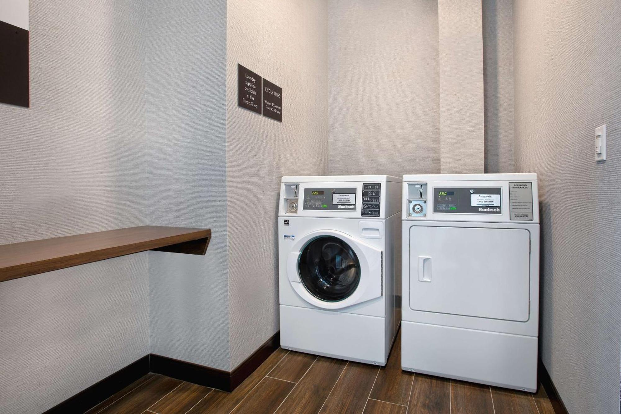 Hampton Inn & Suites Ottawa West, Ontario, Canada מראה חיצוני תמונה